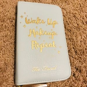 Too Faced Leatherette Beauty case I’m light blue